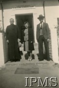 1943-1946, Digglefold, Rodezja Południowa. 
Ośrodek szkolny dla polskich uchodźców w południowej Afryce. Na stopniach szkoły stoją od lewej: ks. kanonik F. Kubieński, pani Lipczyk - sekretarka, gen. Ferdynand Zarzycki - dyrektor Gimnazjum i kierownik Ośrodka Szkolnego. 
Fot. NN, kolekcja: Osiedla polskie w Afryce, Instytut Polski i Muzeum im. gen. Sikorskiego w Londynie