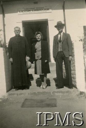 1943-1946, Digglefold, Rodezja Południowa. 
Ośrodek szkolny dla polskich uchodźców w południowej Afryce. Na stopniach szkoły stoją od lewej: ks. kanonik F. Kubieński, pani Lipczyk - sekretarka, gen. Ferdynand Zarzycki - dyrektor Gimnazjum i kierownik Ośrodka Szkolnego. 
Fot. NN, kolekcja: Osiedla polskie w Afryce, Instytut Polski i Muzeum im. gen. Sikorskiego w Londynie