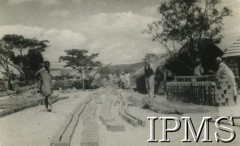 1942-1946, Ifunda, Tanganika. 
Osiedle dla polskich uchodźców w Afryce Wschodniej. Cegielnia, suszenie cegieł na słońcu. 
Fot. NN, kolekcja: Osiedla polskie w Afryce, Instytut Polski i Muzeum im. gen. Sikorskiego w Londynie
