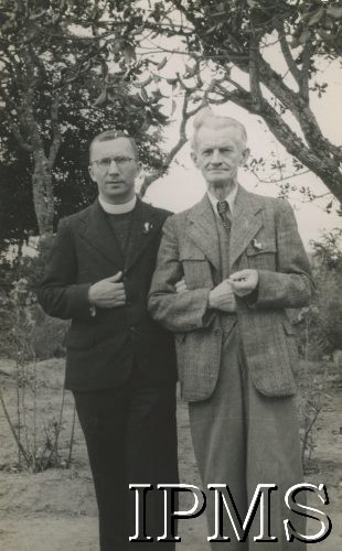 1942-1946, Ifunda, Tanganika. 
Osiedle dla polskich uchodźców w Afryce Wschodniej. Ks. J. Sajewicz OMI - proboszcz i Stanisław Turek - prezes Akcji Katolickiej.
Fot. NN, kolekcja: Osiedla polskie w Afryce, Instytut Polski i Muzeum im. gen. Sikorskiego w Londynie