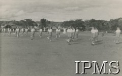 1942-1946, Ifunda, Tanganika. 
Osiedle dla polskich uchodźców w Afryce Wschodniej. Lekcja gimnastyki. 
Fot. NN, kolekcja: Osiedla polskie w Afryce, Instytut Polski i Muzeum im. gen. Sikorskiego w Londynie