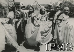 1945-1946, Ifunda, Tanganika. 
Osiedle dla polskich uchodźców w Afryce Wschodniej. Występ taneczny dzieci ze Świetlicy Akcji Katolickiej. Dzieci prezentują taniec 