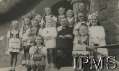 1942-1946, Ifunda, Tanganika. 
Osiedle dla polskich uchodźców w Afryce Wschodniej. Dzieci w strojach ludowych w towarzystwie księdza, po procesji Bożego Ciała. 
Fot. NN, kolekcja: Osiedla polskie w Afryce, Instytut Polski i Muzeum im. gen. Sikorskiego w Londynie