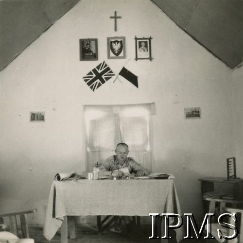 1942-1946, Ifunda, Tanganika. 
Osiedle dla polskich uchodźców w Afryce Wschodniej. Kierownik szkoły p. Poniatowski.
Fot. NN, kolekcja: Osiedla polskie w Afryce, Instytut Polski i Muzeum im. gen. Sikorskiego w Londynie