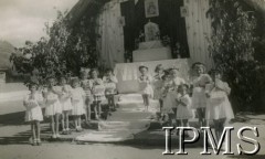 1942-1946, Ifunda, Tanganika. 
Osiedle dla polskich uchodźców w Afryce Wschodniej. Dzieci przy jednym z ołtarzy podczas procesji Bozego Ciała.
Fot. NN, kolekcja: Osiedla polskie w Afryce, Instytut Polski i Muzeum im. gen. Sikorskiego w Londynie