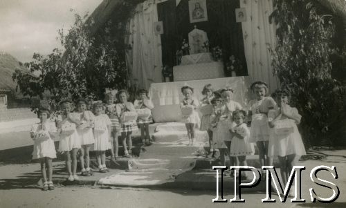 1942-1946, Ifunda, Tanganika. 
Osiedle dla polskich uchodźców w Afryce Wschodniej. Dzieci przy jednym z ołtarzy podczas procesji Bozego Ciała.
Fot. NN, kolekcja: Osiedla polskie w Afryce, Instytut Polski i Muzeum im. gen. Sikorskiego w Londynie
