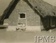 1942-1946, Ifunda, Tanganika. 
Osiedle dla polskich uchodźców w Afryce Wschodniej. Personel szpitalny przed ambulatorium. 
Fot. NN, kolekcja: Osiedla polskie w Afryce, Instytut Polski i Muzeum im. gen. Sikorskiego w Londynie