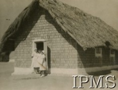 1942-1946, Ifunda, Tanganika. 
Osiedle dla polskich uchodźców w Afryce Wschodniej. Personel szpitalny przed ambulatorium.
Fot. NN, kolekcja: Osiedla polskie w Afryce, Instytut Polski i Muzeum im. gen. Sikorskiego w Londynie