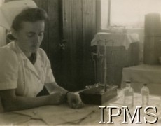 1942-1946, Ifunda, Tanganika. 
Osiedle dla polskich uchodźców w Afryce Wschodniej. Pielęgniarka w aptece.
Fot. NN, kolekcja: Osiedla polskie w Afryce, Instytut Polski i Muzeum im. gen. Sikorskiego w Londynie