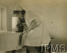 1942-1946, Ifunda, Tanganika. 
Osiedle dla polskich uchodźców w Afryce Wschodniej. Pielęgniarka w laboratorium przeprowadza badania pod mikroskopem. 
Fot. NN, kolekcja: Osiedla polskie w Afryce, Instytut Polski i Muzeum im. gen. Sikorskiego w Londynie