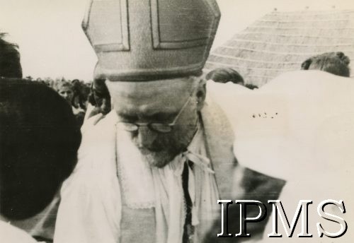 1944, Koja, Uganda.
Osiedle dla polskich uchodźców w Afryce Wschodniej. Wizyta biskupa Reesincka. [Ks. Biskup Reesinck - Wikariusz Apostolski w 1944 dokonał poświęcenia kościoła i udzielił sakramentu bierzmowania.]
Fot. NN, kolekcja: Osiedla polskie w Afryce, Instytut Polski i Muzeum im. gen. Sikorskiego w Londynie