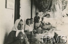 1944, Koja, Uganda.
Osiedle dla polskich uchodźców w Afryce Wschodniej. Warsztat tkacki w obozie dla uchodźców.
Fot. NN, kolekcja: Osiedla polskie w Afryce, Instytut Polski i Muzeum im. gen. Sikorskiego w Londynie