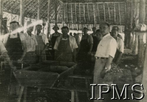 1944, Koja, Uganda.
Osiedle dla polskich uchodźców w Afryce Wschodniej. Pracownicy sklepu.
Fot. NN, kolekcja: Osiedla polskie w Afryce, Instytut Polski i Muzeum im. gen. Sikorskiego w Londynie