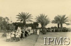 1942-1946, Kondoa, Tanganika (obecnie Tanzania).
Osiedle dla polskich uchodźców. Procesja w dniu Bożego Ciała.
Fot. NN, kolekcja: Osiedla polskie w Afryce, Instytut Polski i Muzeum im. gen. Sikorskiego w Londynie