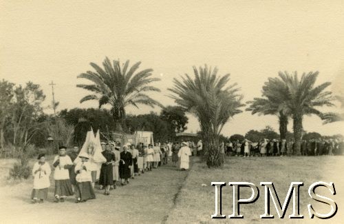 1942-1946, Kondoa, Tanganika (obecnie Tanzania).
Osiedle dla polskich uchodźców. Procesja w dniu Bożego Ciała.
Fot. NN, kolekcja: Osiedla polskie w Afryce, Instytut Polski i Muzeum im. gen. Sikorskiego w Londynie