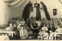 1945-19446, Kondoa, Tanganika (obecnie Tanzania).
Osiedle dla polskich uchodźców. Ksiądz biskup Mathew i mieszkańcy osiedla po uroczystości Sakramentu Bierzmowania w świetlicy Akcji Katolickiej. W środkowym rzędzie 2. z prawej siedzi kierownik osiedla Bohdan Dunin-Horkawicz, obok ksiądz proboszcz Barbaranelli.
Fot. NN, kolekcja: Osiedla polskie w Afryce, Instytut Polski i Muzeum im. gen. Sikorskiego w Londynie