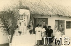 1942-1946, Kondoa, Tanganika (obecnie Tanzania).
Obchody święta Bożego Ciała w osiedlu dla polskich uchodźców. Grupa osób przy ołtarzu.
Fot.: NN, kolekcja: Osiedla polskie w Afryce, Instytut Polski i Muzeum im. gen. Sikorskiego w Londynie