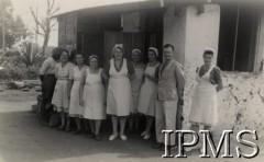 1942-1950, Tengeru, Tanganika.
Osiedle dla polskich uchodźców. Pracownicy restauracji przed budynkiem.
Fot. NN, kolekcja: Osiedla polskie w Afryce, Instytut Polski i Muzeum im. gen. Sikorskiego w Londynie