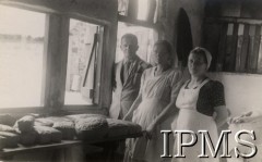 1942-1950, Tengeru, Tanganika.
Osiedle dla polskich uchodźców. Pracownicy piekarni przy upieczonym chlebie.
Fot. NN, kolekcja: Osiedla polskie w Afryce, Instytut Polski i Muzeum im. gen. Sikorskiego w Londynie