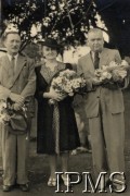 20.12.1944, Tengeru, Tanganika.
Osiedle dla polskich uchodźców. Brytyjski komendant osiedla pułkownik John Minnery (1. z lewej) z małżonką Mary Minnery i polskim kierownikiem osiedla kapitanem M. Korzeniowskim w dniu swoich urodzin.
Fot. NN, kolekcja: Osiedla polskie w Afryce, Instytut Polski i Muzeum im. gen. Sikorskiego w Londynie