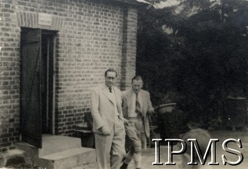 1946, Tengeru, Tanganika.
Osiedle dla polskich uchodźców. Przedstawiciel Międzynarodowego Czerwonego Krzyża (1. z lewej) z brytyjskim komendantem osiedla pułkownikiem Johnem Minnery.
Fot. NN, kolekcja: Osiedla polskie w Afryce, Instytut Polski i Muzeum im. gen. Sikorskiego w Londynie