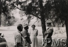 1945, Tengeru, Tanganika.
Osiedle dla polskich uchodźców. Inspekcja komisarza Brutona (?).
Fot. NN, kolekcja: Osiedla polskie w Afryce, Instytut Polski i Muzeum im. gen. Sikorskiego w Londynie