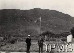 1942-1950, Tanganika.
Ksiądz Słapa i proboszcz osiedla dla polskich uchodźców w Tangeru ksiądz dr Jan Śliwowski na granicy celnej Tanganika - Kenia.
Fot. NN, kolekcja: Osiedla polskie w Afryce, Instytut Polski i Muzeum im. gen. Sikorskiego w Londynie