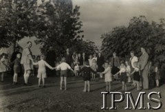 1942-1950, Tengeru, Tanganika.
Osiedle dla polskich uchodźców. Wizyta gości w przedszkolu.
Fot. NN, kolekcja: Osiedla polskie w Afryce, Instytut Polski i Muzeum im. gen. Sikorskiego w Londynie