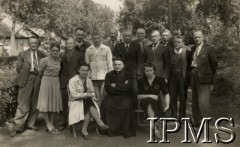 1945, Tengeru, Tanganika.
Administracyjny Komitet Doradczy Osiedla Tengeru. Siedzą od lewej: dyrektor Gimnazjum Krawieckiego p. Trybuchowska, ksiądz proboszcz dr Jan Śliwowski, dyrektor Gimnazjum Kupieckiego p. Rozalini. Stoją od lewej: dyrektor Szkoły Mechanicznej Feliks Dutczak, p. Wójcik, zastępca inspektora szkolnictwa p. Haake, dyrektor Gimnazjum Ogólnokształcącego p. Zawisza-Czerwiński, ksiądz kanonik Piotr Rogiński, kierownik Referatu Pracy p. Fuglewicz, kierownik osiedla kapitan M. Korzeniowski, p. Komarnicki, kierownik Oddziału Polskiego YMCA p. Straszyński, kierownik Referatu Rolnego Stefan Zakrzewski, sekretarz kierownika osiedla p. Hapanionek, dyrektor Szkoły Rolniczej p. Znatowicz.
Fot. NN, kolekcja: Osiedla polskie w Afryce, Instytut Polski i Muzeum im. gen. Sikorskiego w Londynie