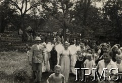 1944, Tengeru, Tanganika.
Osiedle dla polskich uchodźców. Dzieci wraz ze św. Mikołajem.
Fot. NN, kolekcja: Osiedla polskie w Afryce, Instytut Polski i Muzeum im. gen. Sikorskiego w Londynie
