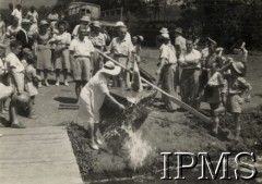 1945, Tengeru (okolice), Tanganika.
Osiedle dla polskich uchodźców. Uroczystość poświęcenia łodzi na jeziorze Duluti.
Fot. NN, kolekcja: Osiedla polskie w Afryce, Instytut Polski i Muzeum im. gen. Sikorskiego w Londynie