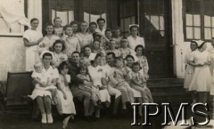 1942-1950, Tengeru, Tanganika.
Osiedle dla polskich uchodźców. Personel medyczny i chorzy przed wejściem do szpitala.
Fot. NN, kolekcja: Osiedla polskie w Afryce, Instytut Polski i Muzeum im. gen. Sikorskiego w Londynie