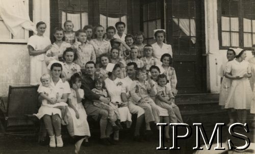 1942-1950, Tengeru, Tanganika.
Osiedle dla polskich uchodźców. Personel medyczny i chorzy przed wejściem do szpitala.
Fot. NN, kolekcja: Osiedla polskie w Afryce, Instytut Polski i Muzeum im. gen. Sikorskiego w Londynie