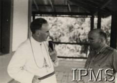 Czerwiec 1945, Tengeru, Tanganika.
Osiedle dla polskich uchodźców. Ksiądz biskup Byrnes (1. z lewej) podczas rozmowy z księdzem proboszczem Janem Śliwowskim.
Fot. NN, kolekcja: Osiedla polskie w Afryce, Instytut Polski i Muzeum im. gen. Sikorskiego w Londynie