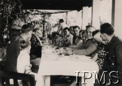 1945, okolice Tengeru, Tanganika.
Uroczysty posiłek w sanatorium w Loliondo (?) w okolicy osiedla dla polskich uchodźców.
Fot. NN, kolekcja: Osiedla polskie w Afryce, Instytut Polski i Muzeum im. gen. Sikorskiego w Londynie