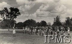 1942-1950, Tengeru, Tanganika.
Osiedle dla polskich uchodźców. Uczniowie i nauczycielka Szkoły Powszechnej nr 1 podczas gimnastyki na boisku szkolnym.
Fot. NN, kolekcja: Osiedla polskie w Afryce, Instytut Polski i Muzeum im. gen. Sikorskiego w Londynie