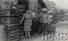 1942-1950, Tengeru, Tanganika.
Osiedle dla polskich uchodźców. Pracownicy magazynu przed wejściem do budynku.
Fot. NN, kolekcja: Osiedla polskie w Afryce, Instytut Polski i Muzeum im. gen. Sikorskiego w Londynie