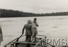 1942-1950, Tengeru, Tanganika.
Osiedle dla polskich uchodźców. Brytyjski komendant osiedla pułkownik John Minnery i dyrektor Skiner nad jeziorem Duluti.
Fot. NN, kolekcja: Osiedla polskie w Afryce, Instytut Polski i Muzeum im. gen. Sikorskiego w Londynie