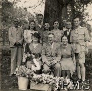 20.12.1944, Tengeru, Tanganika.
Osiedle dla polskich uchodźców. Dzień urodzin brytyjskiego komendanta osiedla pułkownika Johna Minnery. Siedzą od lewej: Mary Minnery, pułkownik John Minnery, sekretarka p. Czołowska. Stoją w pierwszym rzędzie: kasjer Delina (Hindus), Liwia Przeworska, p. Fugalewicz, p. Kubasowa, p. Forstadt, kwatermistrz Story. W drugim rzędzie stoją: p. Wieczorek, dr Rosetti (Włoch), p. Korabo.
Fot. NN, kolekcja: Osiedla polskie w Afryce, Instytut Polski i Muzeum im. gen. Sikorskiego w Londynie