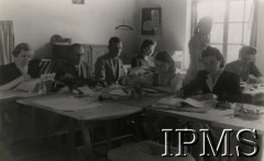 1942-1950, Tengeru, Tanganika.
Osiedle dla polskich uchodźców. Pracownicy spółdzielni w biurze podczas pracy.
Fot. NN, kolekcja: Osiedla polskie w Afryce, Instytut Polski i Muzeum im. gen. Sikorskiego w Londynie