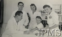 1942-1950, Tengeru, Tanganika.
Osiedle dla polskich uchodźców. Personel medyczny z pacjentką w pokoju zabiegowym szpitala.
Fot. NN, kolekcja: Osiedla polskie w Afryce, Instytut Polski i Muzeum im. gen. Sikorskiego w Londynie