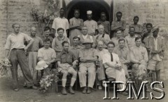 1942-1950, Tengeru, Tanganika.
Osiedle dla polskich uchodźców. Grupa robotników zatrudnionych przy budowie kościoła.
Fot. NN, kolekcja: Osiedla polskie w Afryce, Instytut Polski i Muzeum im. gen. Sikorskiego w Londynie