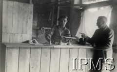 1942-1950, Tengeru, Tanganika.
Osiedle dla polskich uchodźców. Sklep z wyrobami mięsnymi.
Fot. NN, kolekcja: Osiedla polskie w Afryce, Instytut Polski i Muzeum im. gen. Sikorskiego w Londynie