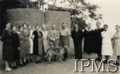 1942-1950, Tengeru, Tanganika.
Osiedle dla polskich uchodźców. Kierownik Farmy Rolnej Stefan Zakrzewski (w środku) i brytyjski komendant osiedla pułkownik John Minnery (z psem) z małżonką Mary w otoczeniu pracowników dojarni.
Fot. NN, kolekcja: Osiedla polskie w Afryce, Instytut Polski i Muzeum im. gen. Sikorskiego w Londynie