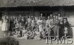 1942-1950, Tengeru, Tanganika.
Osiedle dla polskich uchodźców. Pracownicy spółdzielni.
Fot. NN, kolekcja: Osiedla polskie w Afryce, Instytut Polski i Muzeum im. gen. Sikorskiego w Londynie