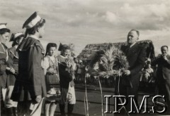 1942-1950, Tengeru, Tanganika.
Osiedle dla polskich uchodźców. Dożynki w Szkole Rolniczej, z wieńcem dyrektor szkoły p. Znatowicz.
Fot. NN, kolekcja: Osiedla polskie w Afryce, Instytut Polski i Muzeum im. gen. Sikorskiego w Londynie