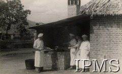 1942-1950, Tengeru, Tanganika.
Osiedle dla polskich uchodźców. Pracownicy masarni podczas wyrobu wędlin.
Fot. NN, kolekcja: Osiedla polskie w Afryce, Instytut Polski i Muzeum im. gen. Sikorskiego w Londynie