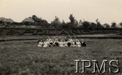 25.11.1946, Tengeru, Tanganika.
Osiedle dla polskich uchodźców. Grupa pracowników Referatu Rolnego zajmująca się roślinami ozdobnymi.
Fot. NN, kolekcja: Osiedla polskie w Afryce, Instytut Polski i Muzeum im. gen. Sikorskiego w Londynie