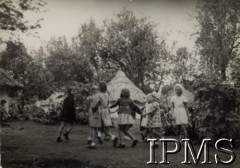 1946, Tengeru, Tanganika.
Osiedle dla polskich uchodźców. Grupa dzieci z sierocińca podczas zabawy na letnisku.
Fot. NN, kolekcja: Osiedla polskie w Afryce, Instytut Polski i Muzeum im. gen. Sikorskiego w Londynie