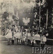11.11.1944, Tengeru, Tanganika.
Osiedle dla polskich uchodźców. Dzieci z sierocińca w przebraniu Krakowiaków grające w przedstawieniu 